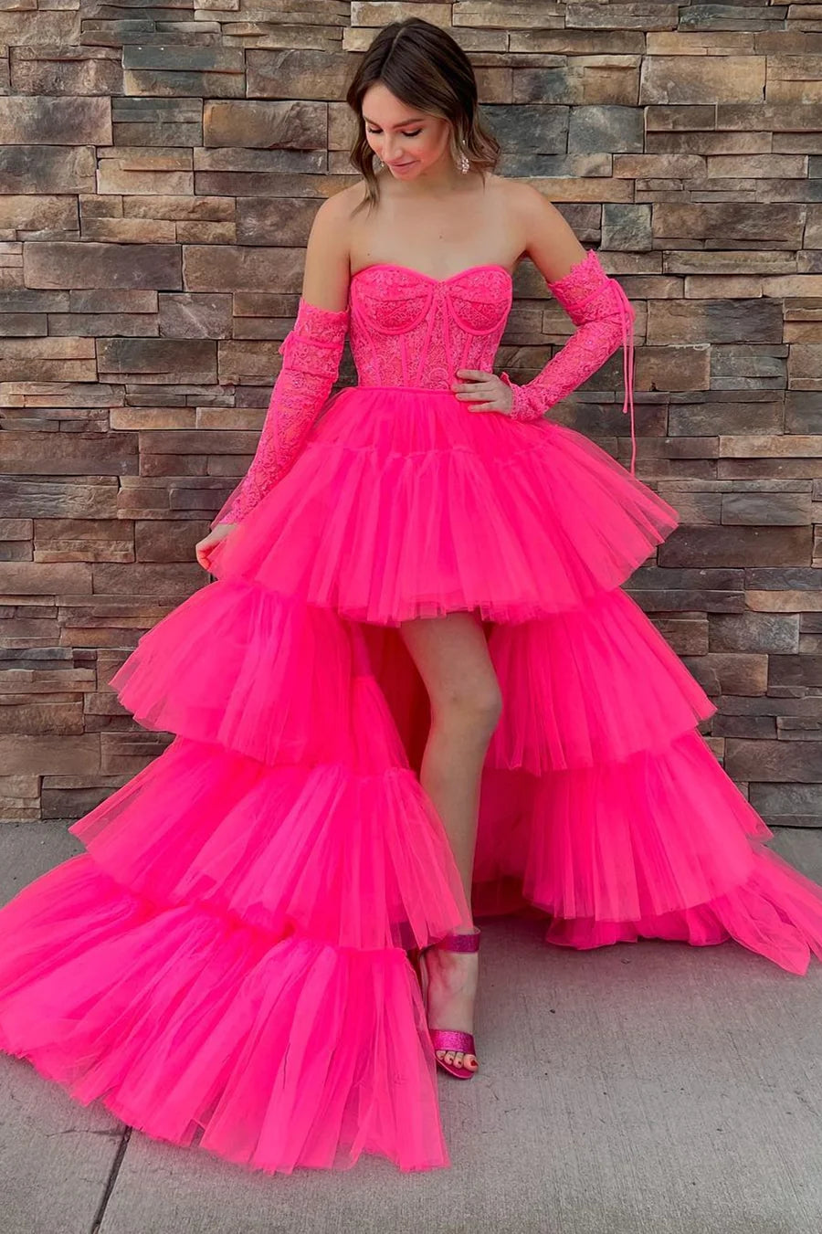 Vestido de fiesta de encaje con capas, corte alto y bajo, y corsé